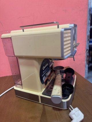 Cafetera estilo retro color crema
