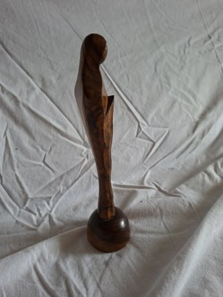 Figura de madera tallada artesanalmente