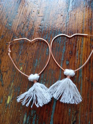 Orecchini a cuore oro con nappe bianche