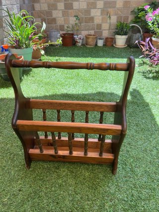 Revistero de madera estilo clásico