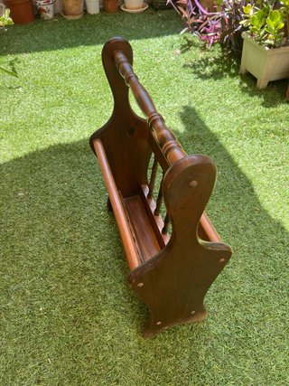Revistero de madera estilo clásico