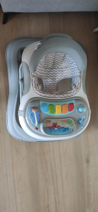 Andador bebé gris con juguetes