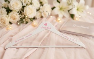 Percha personalizada comunión Ariadna