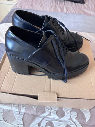 Zapatos Zara de cordones negros