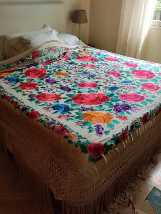 Mantón Manila S.XIX/XX Flores Bordadas