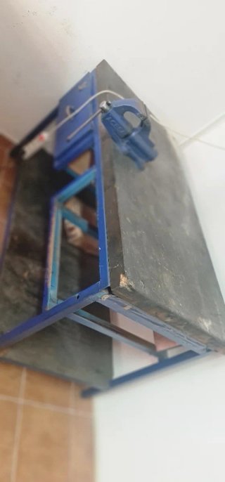 Banco de trabajo azul con madera de calidad