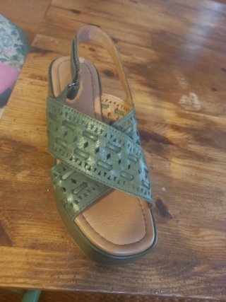 Sandalias de piel verde sin estrenar