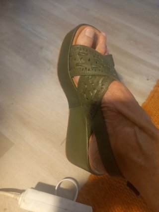 Sandalias de piel verde sin estrenar