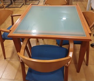 Mesa abatible y 4 sillas