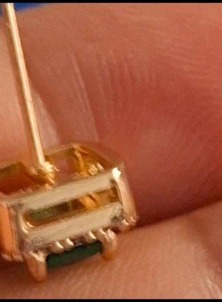 Pendientes chapados en oro con esmeralda