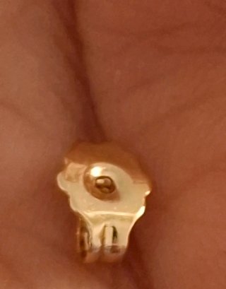 Pendientes chapados en oro con esmeralda