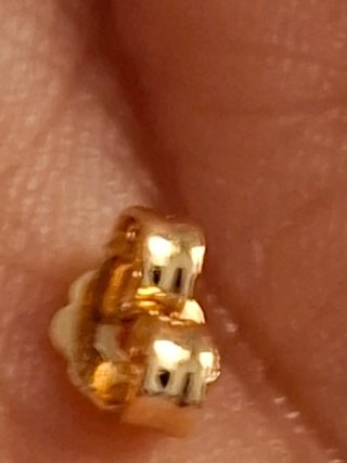 Pendientes chapados en oro con esmeralda