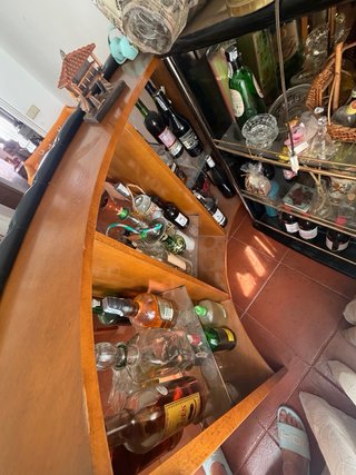 Barra de bar con vitrina