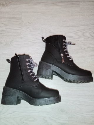 Botas negras con cremallera y cordones