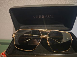 Occhiali da sole Versace neri e dorati