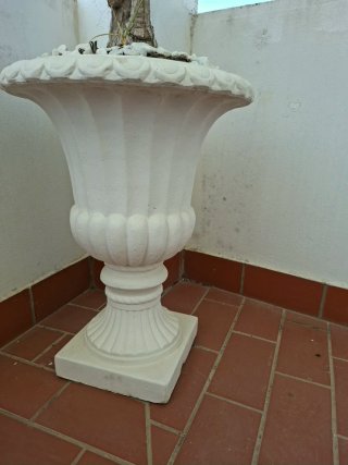 Macetero grande de piedra blanco