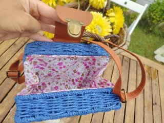 Bolso azul tejido con detalles marrones
