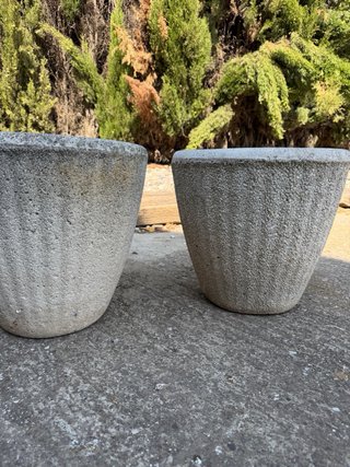 Tiesto de piedra gris con base