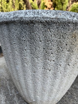 Tiesto de piedra gris con base