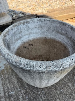 Tiesto de piedra gris con base
