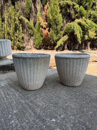 Tiesto de piedra gris con base
