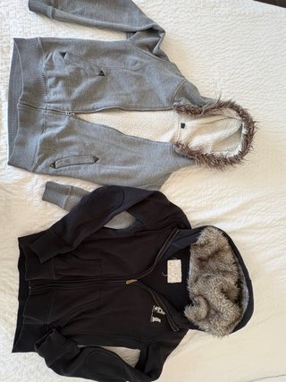 Chaquetas con capucha y pelo. La gris es de pimkie
