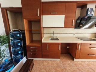 Cocina chapa madera roble y encimera silestone