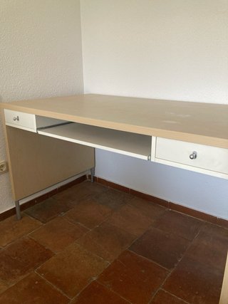 Escritorio de oficina beige y blanco
