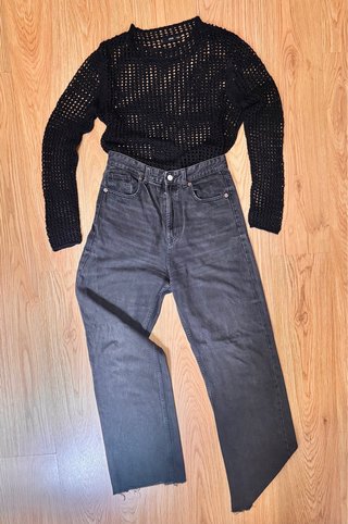 Mango-Zara. Conjunto jersey red y jeans rectos.