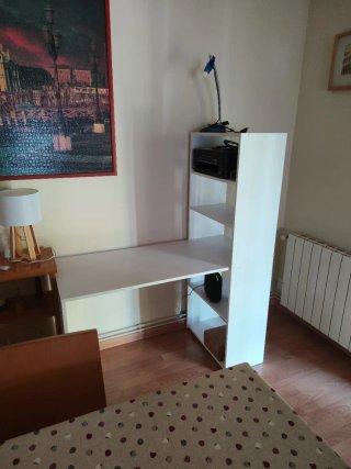Escritorio blanco con estantería