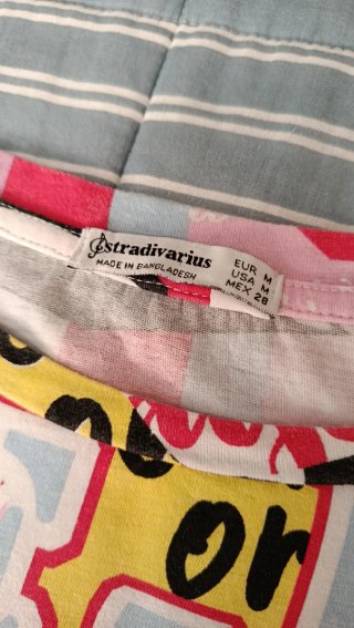 Camiseta Stradivarius multicolor talla M