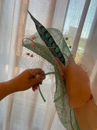 Tocado de boda con plumas y flor de seda, plumeti