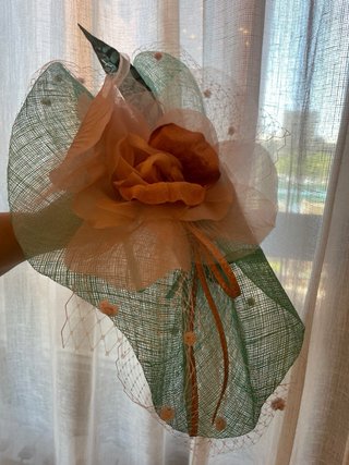 Tocado de boda con plumas y flor de seda, plumeti