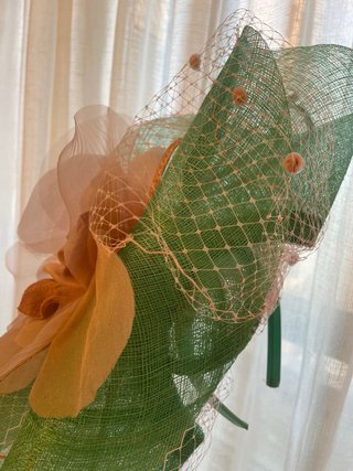 Tocado de boda con plumas y flor de seda, plumeti