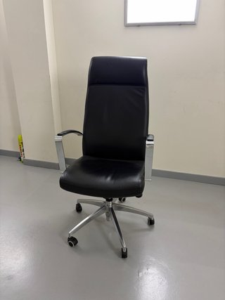 Silla de oficina de cuero negra y plateada