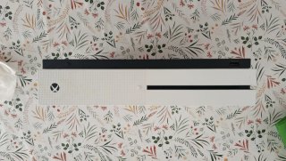 Xbox One S 1TB + Mando exclusivo + 5 Juegos