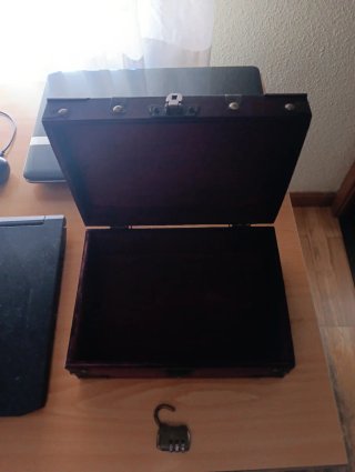 Cofre del tesoro de madera con detalles dorados