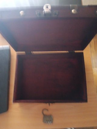 Cofre del tesoro de madera con detalles dorados