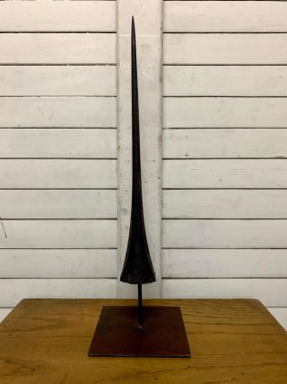 Espada. pez espada con peana metálica