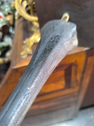 Espada. pez espada con peana metálica