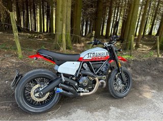 Ducati Scrambler Moto Naked Roja y Blanca