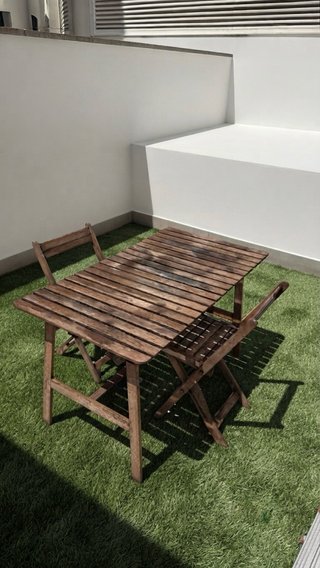 Mesa y 2 sillas de jardín de madera