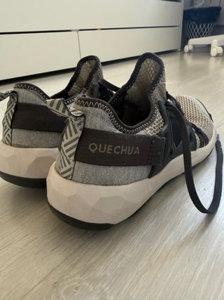 Zapatillas Quechua para senderismo gris y negro.