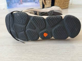 Zapatillas Quechua para senderismo gris y negro.