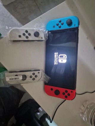 Nintendo Switch OLED Azul/Rojo Seminueva