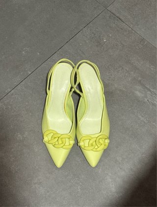 Zapatos amarillos con cadena