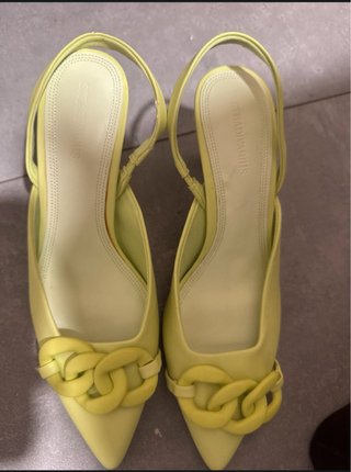 Zapatos amarillos con cadena