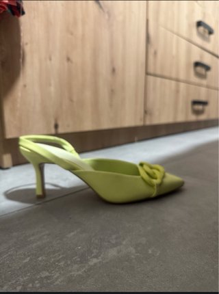 Zapatos amarillos con cadena