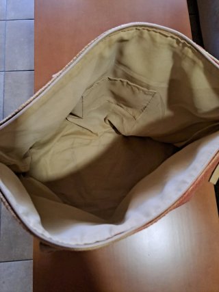 Bolsa de playa tostado y anaranjado.