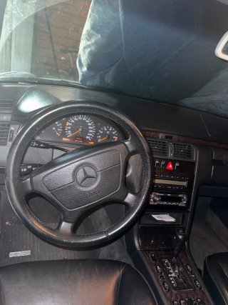 Mercedes-Benz 210 1998